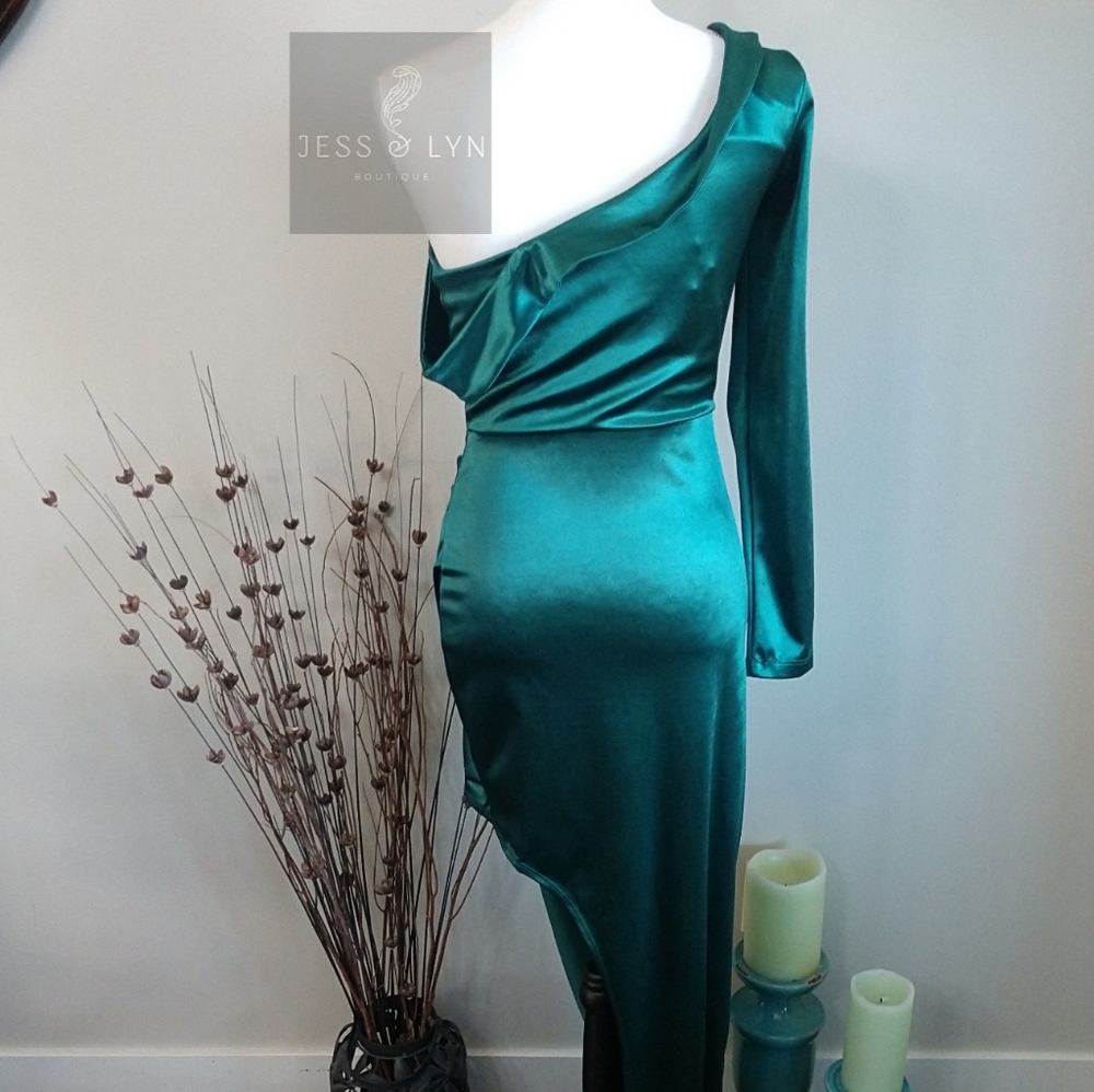 🆕Emerald Green Asymmetrical Evening Gown - Picture 2 of 15